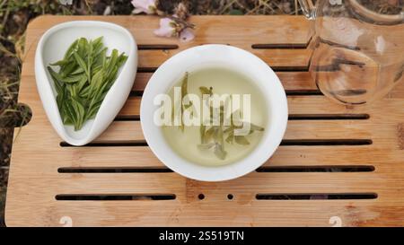 Chinesische Teekanne und Tassen mit longjing Tee, Hangzhou China. . Hochwertige Fotos Stockfoto