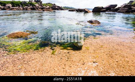 Reisen Sie nach Frankreich - Kiesstrand in Ploumanach, Ort der Gemeinde Perros-Guirec an der Pink Granit Coast des Departements Cotes-dArmor im Norden der Bretagne Stockfoto