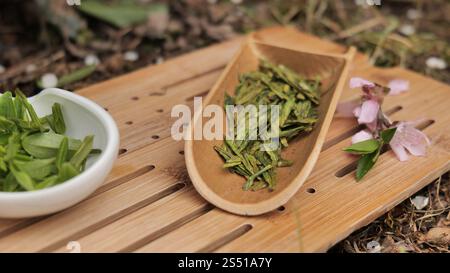 Chinesische Teekanne und Tassen mit longjing Tee, Hangzhou China. . Hochwertige Fotos Stockfoto