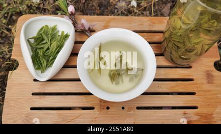 Chinesische Teekanne und Tassen mit longjing Tee, Hangzhou China. . Hochwertige Fotos Stockfoto