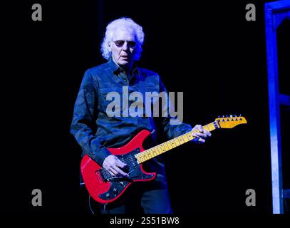 Miami, Vereinigte Staaten Von Amerika. Januar 2025. HOLLYWOOD, FL-12. JANUAR: Paul Dean of Loverboy tritt am 12. Januar 2025 im Hard Rock Live, Seminole Hard Rock Hotel and Casino, Hollywood, Florida, auf. (Foto: Alberto E. Tamargo/SIPA USA) Credit: SIPA USA/Alamy Live News Stockfoto