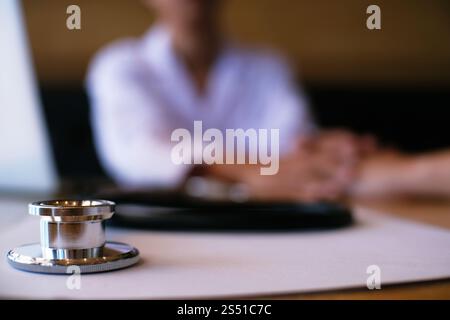 Arzt hält Patienten Hand und beruhigt seinen männlichen Patienten, hilft Hand Konzept Stockfoto
