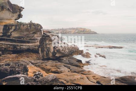 Ein Natursteinbecken entlang der zerklüfteten Küste von Bondi Beach, Sydney Stockfoto