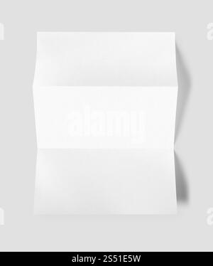 Leere gefaltete weiße A4-Papierbogen-Vorlage isoliert auf grauem Hintergrund. Leere gefaltete weiße A4-Vorlage für Papierbögen Stockfoto