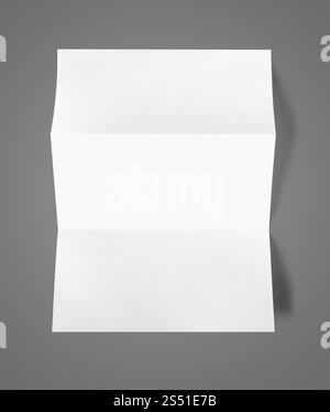 Leere gefaltete weiße A4-Papierbogen-Vorlage isoliert auf dunkelgrauem Hintergrund. Leere gefaltete weiße A4-Vorlage für Papierbögen Stockfoto
