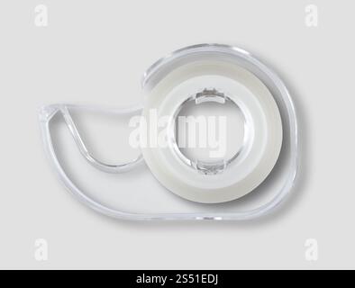 Transparenter Abroller mit Scotch-Klebeband, isoliert auf grauem Hintergrund. Scotch Tape Spender isoliert auf grauem Hintergrund. Scotch Tape Spender isoliert auf Stockfoto