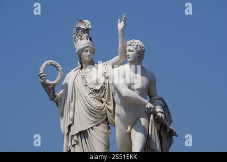 Klassische weiße Marmorstatue der griechischen Göttin Athena und eines siegreichen jungen Kriegers an der Schlossbrücke in Berlin an einem klaren und sonnigen Tag. Stockfoto