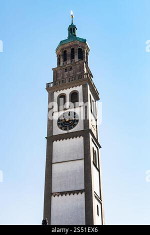 Gipfel des Perlachturms in Augsburg. Reisen Sie nach Deutschland - am Frühlingstag auf dem Perlachturm (mittelalterlicher Glockenturm) in Augsburgs Stadt Stockfoto
