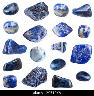 Sammlung von Sodaliten und Dumortieriten. Sammlung verschiedener blauer Sodalit- und Dumortieritsteine isoliert auf weißem Hintergrund Stockfoto