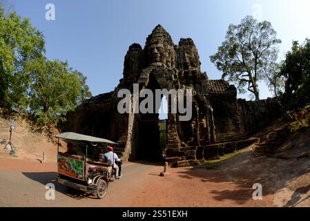 KAMBODSCHA SIEM REAP ANGKOR THOM SOUTH GATE. Das Südtor zur Stadt Angkor Tom in der Tempelstadt Angkor nahe der Stadt Siem Reap im Westen Stockfoto