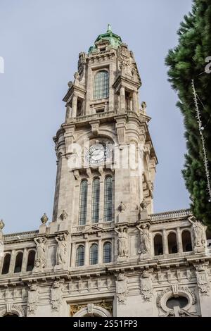 Das Rathaus von Porto, auch bekannt als Câmara Municipal do Porto, ist ein beeindruckendes Gebäude auf der Spitze der Avenida dos Aliados. Es verfügt über einen 70-Meter-Bereich Stockfoto