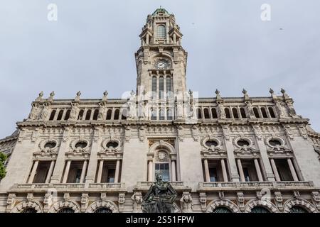 Das Rathaus von Porto, auch bekannt als Câmara Municipal do Porto, ist ein beeindruckendes Gebäude auf der Spitze der Avenida dos Aliados. Es verfügt über einen 70-Meter-Bereich Stockfoto