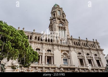 Das Rathaus von Porto, auch bekannt als Câmara Municipal do Porto, ist ein beeindruckendes Gebäude auf der Spitze der Avenida dos Aliados. Es verfügt über einen 70-Meter-Bereich Stockfoto