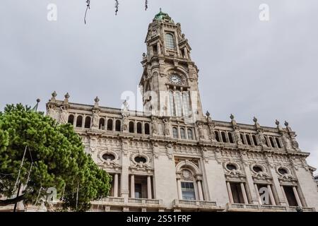 Das Rathaus von Porto, auch bekannt als Câmara Municipal do Porto, ist ein beeindruckendes Gebäude auf der Spitze der Avenida dos Aliados. Es verfügt über einen 70-Meter-Bereich Stockfoto