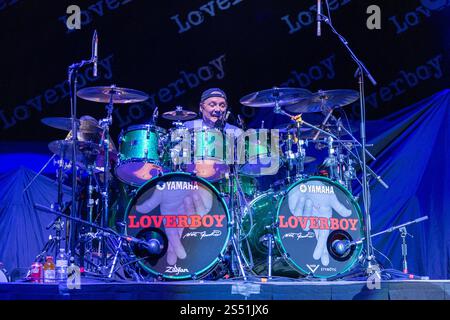 Miami, Vereinigte Staaten Von Amerika. Januar 2025. HOLLYWOOD, FL-12. JANUAR: Matt Frenette von Loverboy tritt am 12. Januar 2025 im Hard Rock Live, Seminole Hard Rock Hotel and Casino, Hollywood, Florida auf. (Foto: Alberto E. Tamargo/SIPA USA) Credit: SIPA USA/Alamy Live News Stockfoto