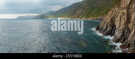 Wunderschöner Blick auf Corniglia im Sommer vom Dorf Manarola. Dies ist ein berühmtes Dorf des Cinque Terre Nationalparks in Ligurien, Italien, zwischen Stockfoto