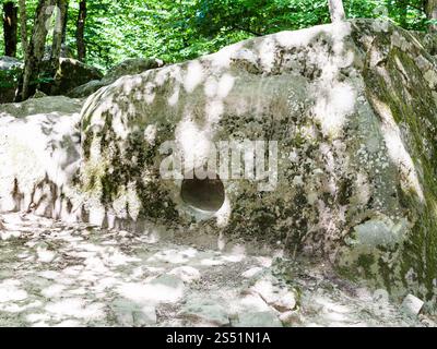 Tour zu Shapsugskaya anomale Zone - Rock in prähistorischer Shambala Steinbruch in Abinsk Ausläufern des Kaukasus in Kuban russische Region geschnitzt Stockfoto