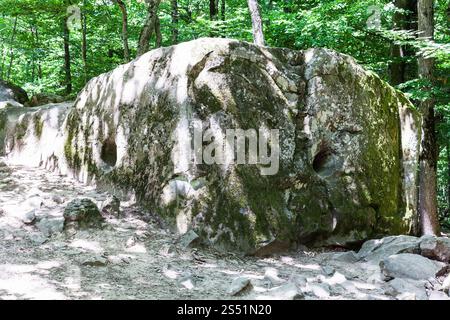 Tour zur anomalen Zone Shapsugskaja - gemeißelter Felsen in der prähistorischen Shambala-Steingrube in Abinsk Vorgebirge des Kaukasus in der Kuban-Region Stockfoto