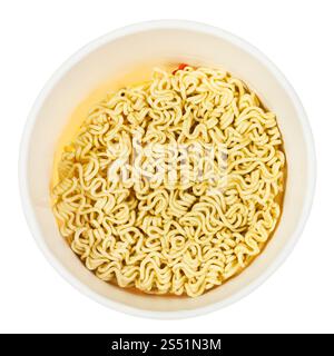 Blick von oben auf die Open Cup mit getrockneten Nudeln auf weißem Hintergrund Stockfoto