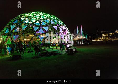 Winter Light Festival, Portland, Oregon. Februar 2017. Das Portland Winter Lights Festival beginnt an der Eastbank Esplanade im OMSI. Standort Stockfoto