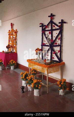 Altar der Toten, mexikanische Tradition des Tages der Toten, Essen, Kerzen, Blumen und Schädel und Katrinas werden als Opfer als Symbol angeboten Stockfoto