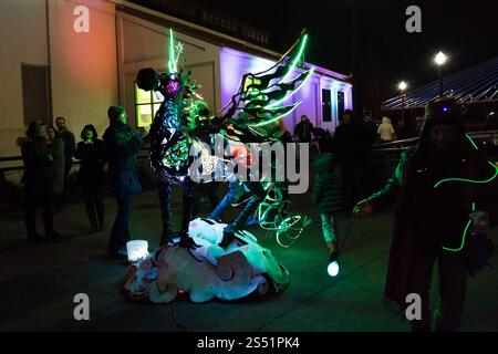 Beleuchtete Fantasy-Skulptur, die während eines lebhaften nächtlichen Kunstfestivals in Portland, Oregon, ausgestellt wird Stockfoto