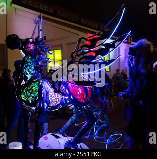 Beleuchtete Fantasy-Skulptur, die während eines lebhaften nächtlichen Kunstfestivals in Portland, Oregon, ausgestellt wird Stockfoto