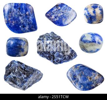 Sammlung von verschiedenen Blau Sodalit Edelsteine auf weißem Hintergrund Stockfoto
