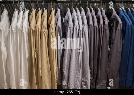 Shirt hängen auf Schiene bei Kleidung kaufen. Stockfoto