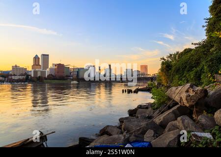 Das lebhafte Stadtbild von Portland bei Sonnenuntergang spiegelt sich über den Calm River Waters, Portland, Oregon Stockfoto