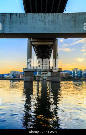 Unter einer Marquam Bridge, die über einen ruhigen Willamette River Waterway bei Sunset, Portland, Oregon, überspannt Stockfoto