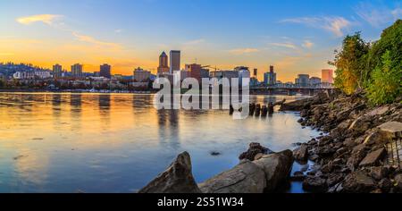 Das lebhafte Stadtbild von Portland bei Sonnenuntergang spiegelt sich über den Calm River Waters, Portland, Oregon Stockfoto