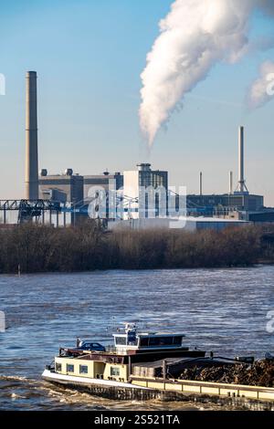 Das Heizkraftwerk Lausward in Düsseldorf, Gas- und Dampfturbinenkraftwerk, betrieben von den Stadtwerken Düsseldorf und EnBW, im Hafen von Düsseldorf am Rhein, der Kamin des Krafwerksblock Fortuna, das Kraftwerk erzeugt Strom, auch Bahnstrom und Fernwärme, NRW, Deutschland, Heiszkraftwerk Lausward *** das Blockheizkraftwerk Lausward in Düsseldorf, Gas- und Dampfturbinenkraftwerk in Düsseldorf, betrieben von Stadtwerken und EnBW, im Hafen des Rheinkraftwerks Fortuna, Kraftwerk das Kraftwerk erzeugt Strom, ebenso Traktionsstrom und Bezirk h Stockfoto