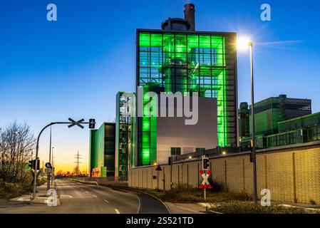 Das Heizkraftwerk Lausward in Düsseldorf, Gas- und Dampfturbinenkraftwerk, betrieben von den Stadtwerken Düsseldorf und EnBW, im Hafen von Düsseldorf am Rhein, grün beleuchtetes Stadtfenster, der Kamin des Krafwerksblock Fortuna, das Kraftwerk erzeugt Strom, auch Bahnstrom und Fernwärme, NRW, Deutschland, Heiszkraftwerk Lausward *** das Blockheizkraftwerk Lausward in Düsseldorf, Gas- und Dampfturbinenkraftwerk betrieben von Stadtwerken Düsseldorf und EnBW, beleuchtetes Fenster im Rheinhafen Düsseldorf, beleuchtetes Fenster, beleuchtetes Fenster der Schornstein des Kraftwerks Fortuna, der Strom-Pl Stockfoto