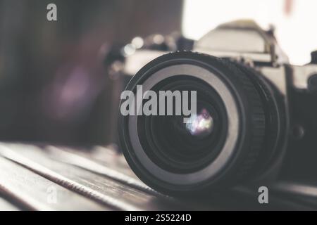 Vintage film Kamera auf Holztisch. Retro Style. Stockfoto