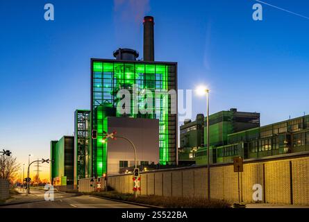 Das Heizkraftwerk Lausward in Düsseldorf, Gas- und Dampfturbinenkraftwerk, betrieben von den Stadtwerken Düsseldorf und EnBW, im Hafen von Düsseldorf am Rhein, grün beleuchtetes Stadtfenster, der Kamin des Krafwerksblock Fortuna, das Kraftwerk erzeugt Strom, auch Bahnstrom und Fernwärme, NRW, Deutschland, Heiszkraftwerk Lausward *** das Blockheizkraftwerk Lausward in Düsseldorf, Gas- und Dampfturbinenkraftwerk betrieben von Stadtwerken Düsseldorf und EnBW, beleuchtetes Fenster im Rheinhafen Düsseldorf, beleuchtetes Fenster, beleuchtetes Fenster der Schornstein des Kraftwerks Fortuna, der Strom-Pl Stockfoto