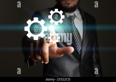 Geschäftsmann berührende Technologie-Schnittstelle mit Zahnradsatz. Touch-Technologie-Schnittstelle für Geschäftsleute mit Zahnradeinstellung. Stockfoto