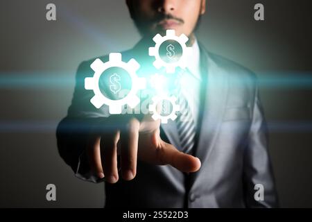 Geschäftsmann berührende Technologie-Schnittstelle mit Zahnradsatz. Touch-Technologie-Schnittstelle für Geschäftsleute mit Zahnradeinstellung. Stockfoto