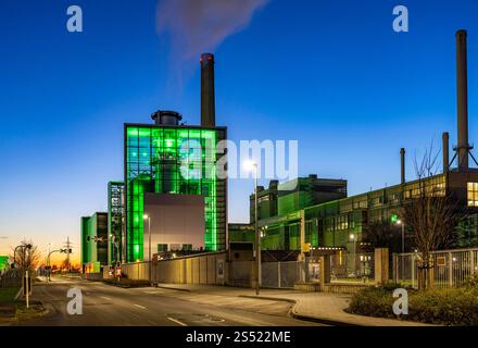 Das Heizkraftwerk Lausward in Düsseldorf, Gas- und Dampfturbinenkraftwerk, betrieben von den Stadtwerken Düsseldorf und EnBW, im Hafen von Düsseldorf am Rhein, grün beleuchtetes Stadtfenster, der Kamin des Krafwerksblock Fortuna, das Kraftwerk erzeugt Strom, auch Bahnstrom und Fernwärme, NRW, Deutschland, Heiszkraftwerk Lausward *** das Blockheizkraftwerk Lausward in Düsseldorf, Gas- und Dampfturbinenkraftwerk betrieben von Stadtwerken Düsseldorf und EnBW, beleuchtetes Fenster im Rheinhafen Düsseldorf, beleuchtetes Fenster, beleuchtetes Fenster der Schornstein des Kraftwerks Fortuna, der Strom-Pl Stockfoto