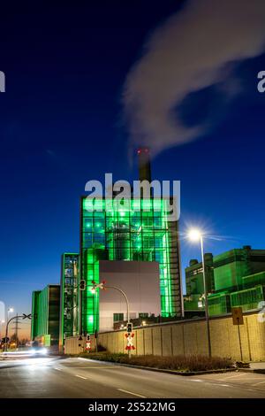 Das Heizkraftwerk Lausward in Düsseldorf, Gas- und Dampfturbinenkraftwerk, betrieben von den Stadtwerken Düsseldorf und EnBW, im Hafen von Düsseldorf am Rhein, grün beleuchtetes Stadtfenster, der Kamin des Krafwerksblock Fortuna, das Kraftwerk erzeugt Strom, auch Bahnstrom und Fernwärme, NRW, Deutschland, Heiszkraftwerk Lausward *** das Blockheizkraftwerk Lausward in Düsseldorf, Gas- und Dampfturbinenkraftwerk betrieben von Stadtwerken Düsseldorf und EnBW, beleuchtetes Fenster im Rheinhafen Düsseldorf, beleuchtetes Fenster, beleuchtetes Fenster der Schornstein des Kraftwerks Fortuna, der Strom-Pl Stockfoto