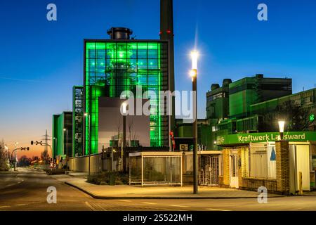 Das Heizkraftwerk Lausward in Düsseldorf, Gas- und Dampfturbinenkraftwerk, betrieben von den Stadtwerken Düsseldorf und EnBW, im Hafen von Düsseldorf am Rhein, grün beleuchtetes Stadtfenster, der Kamin des Krafwerksblock Fortuna, das Kraftwerk erzeugt Strom, auch Bahnstrom und Fernwärme, NRW, Deutschland, Heiszkraftwerk Lausward *** das Blockheizkraftwerk Lausward in Düsseldorf, Gas- und Dampfturbinenkraftwerk betrieben von Stadtwerken Düsseldorf und EnBW, beleuchtetes Fenster im Rheinhafen Düsseldorf, beleuchtetes Fenster, beleuchtetes Fenster der Schornstein des Kraftwerks Fortuna, der Strom-Pl Stockfoto