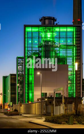 Das Heizkraftwerk Lausward in Düsseldorf, Gas- und Dampfturbinenkraftwerk, betrieben von den Stadtwerken Düsseldorf und EnBW, im Hafen von Düsseldorf am Rhein, grün beleuchtetes Stadtfenster, der Kamin des Krafwerksblock Fortuna, das Kraftwerk erzeugt Strom, auch Bahnstrom und Fernwärme, NRW, Deutschland, Heiszkraftwerk Lausward *** das Blockheizkraftwerk Lausward in Düsseldorf, Gas- und Dampfturbinenkraftwerk betrieben von Stadtwerken Düsseldorf und EnBW, beleuchtetes Fenster im Rheinhafen Düsseldorf, beleuchtetes Fenster, beleuchtetes Fenster der Schornstein des Kraftwerks Fortuna, der Strom-Pl Stockfoto