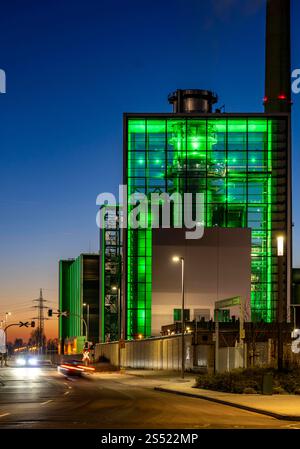 Das Heizkraftwerk Lausward in Düsseldorf, Gas- und Dampfturbinenkraftwerk, betrieben von den Stadtwerken Düsseldorf und EnBW, im Hafen von Düsseldorf am Rhein, grün beleuchtetes Stadtfenster, der Kamin des Krafwerksblock Fortuna, das Kraftwerk erzeugt Strom, auch Bahnstrom und Fernwärme, NRW, Deutschland, Heiszkraftwerk Lausward *** das Blockheizkraftwerk Lausward in Düsseldorf, Gas- und Dampfturbinenkraftwerk betrieben von Stadtwerken Düsseldorf und EnBW, beleuchtetes Fenster im Rheinhafen Düsseldorf, beleuchtetes Fenster, beleuchtetes Fenster der Schornstein des Kraftwerks Fortuna, der Strom-Pl Stockfoto