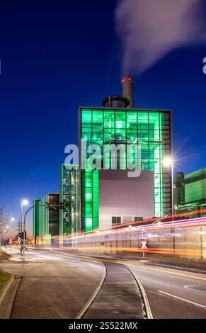 Das Heizkraftwerk Lausward in Düsseldorf, Gas- und Dampfturbinenkraftwerk, betrieben von den Stadtwerken Düsseldorf und EnBW, im Hafen von Düsseldorf am Rhein, grün beleuchtetes Stadtfenster, der Kamin des Krafwerksblock Fortuna, das Kraftwerk erzeugt Strom, auch Bahnstrom und Fernwärme, NRW, Deutschland, Heiszkraftwerk Lausward *** das Blockheizkraftwerk Lausward in Düsseldorf, Gas- und Dampfturbinenkraftwerk betrieben von Stadtwerken Düsseldorf und EnBW, beleuchtetes Fenster im Rheinhafen Düsseldorf, beleuchtetes Fenster, beleuchtetes Fenster der Schornstein des Kraftwerks Fortuna, der Strom-Pl Stockfoto