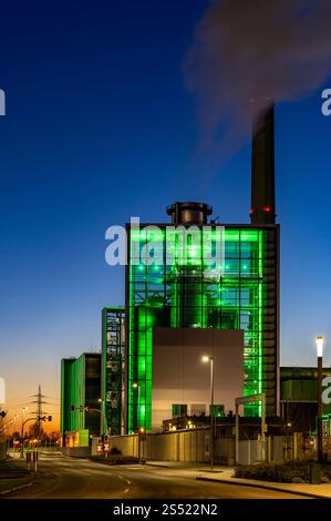 Das Heizkraftwerk Lausward in Düsseldorf, Gas- und Dampfturbinenkraftwerk, betrieben von den Stadtwerken Düsseldorf und EnBW, im Hafen von Düsseldorf am Rhein, grün beleuchtetes Stadtfenster, der Kamin des Krafwerksblock Fortuna, das Kraftwerk erzeugt Strom, auch Bahnstrom und Fernwärme, NRW, Deutschland, Heiszkraftwerk Lausward *** das Blockheizkraftwerk Lausward in Düsseldorf, Gas- und Dampfturbinenkraftwerk betrieben von Stadtwerken Düsseldorf und EnBW, beleuchtetes Fenster im Rheinhafen Düsseldorf, beleuchtetes Fenster, beleuchtetes Fenster der Schornstein des Kraftwerks Fortuna, der Strom-Pl Stockfoto