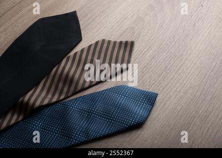 Seide Krawatten auf Holz- Hintergrund. Stockfoto