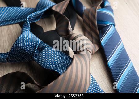 Seide Krawatten auf Holz- Hintergrund. Stockfoto
