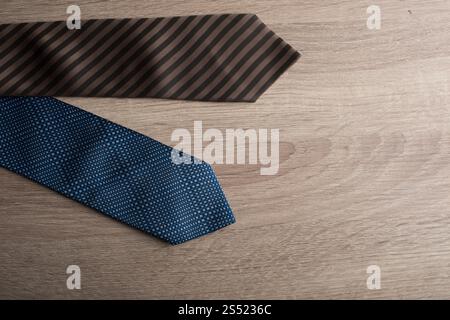 Seide Krawatten auf Holz- Hintergrund. Stockfoto
