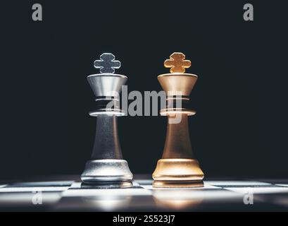 Schwarzer König und weiß auf dem Brett. Die mächtigsten Figuren. Se. Schwarzer König und weiß auf dem Brett. Die mächtigsten Figuren. Set von Schachfiguren. Stockfoto