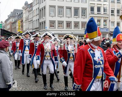 Düsseldorf, Deutschland, 11. Januar 2025 - Karnevalstag, 200 Jahre Düsseldorfer Karneval, Parade in traditionellen Karnevalskostümen Stockfoto